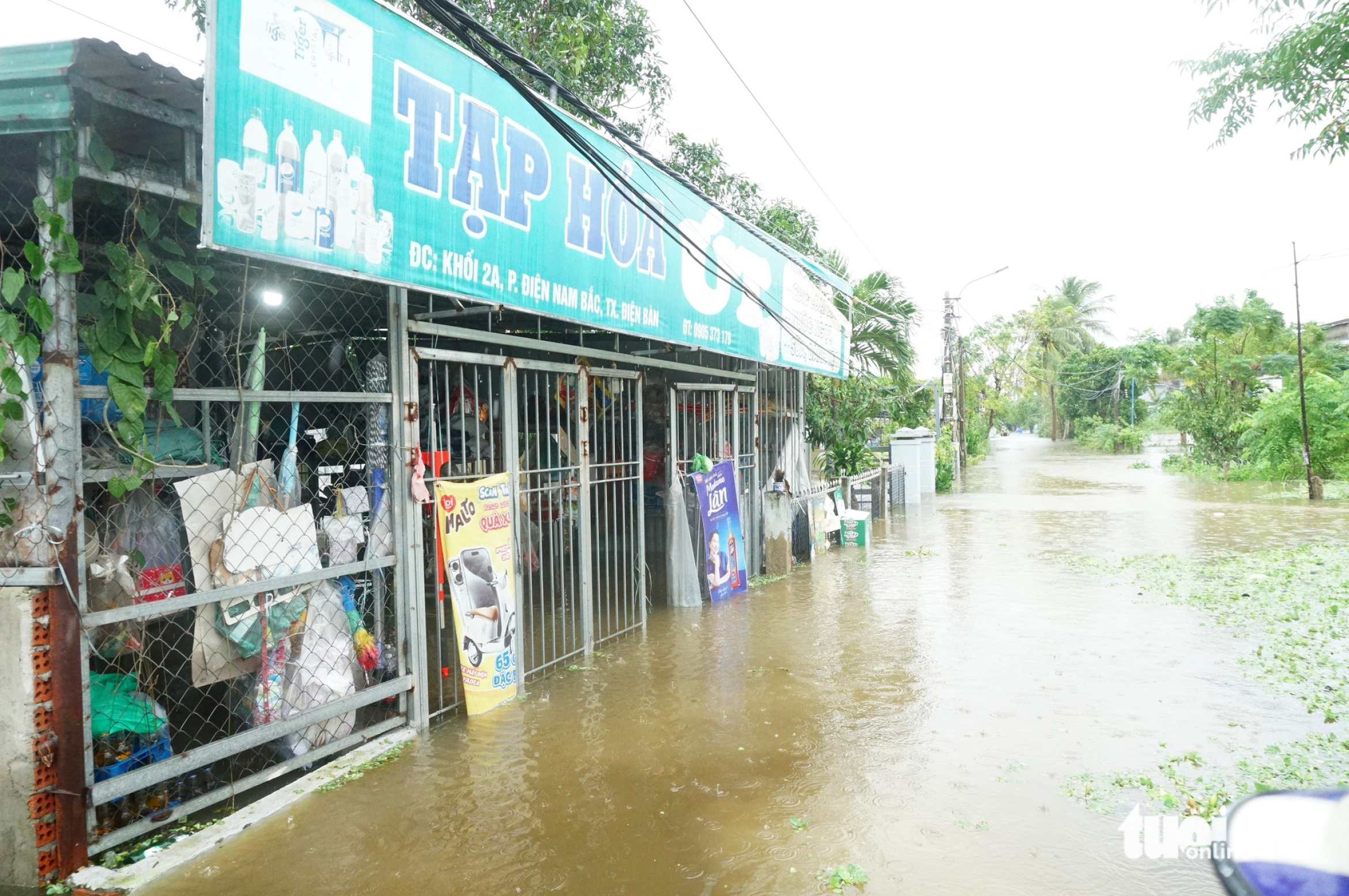 岘港洪水区域的图像:白茫茫的水,居民划船出行